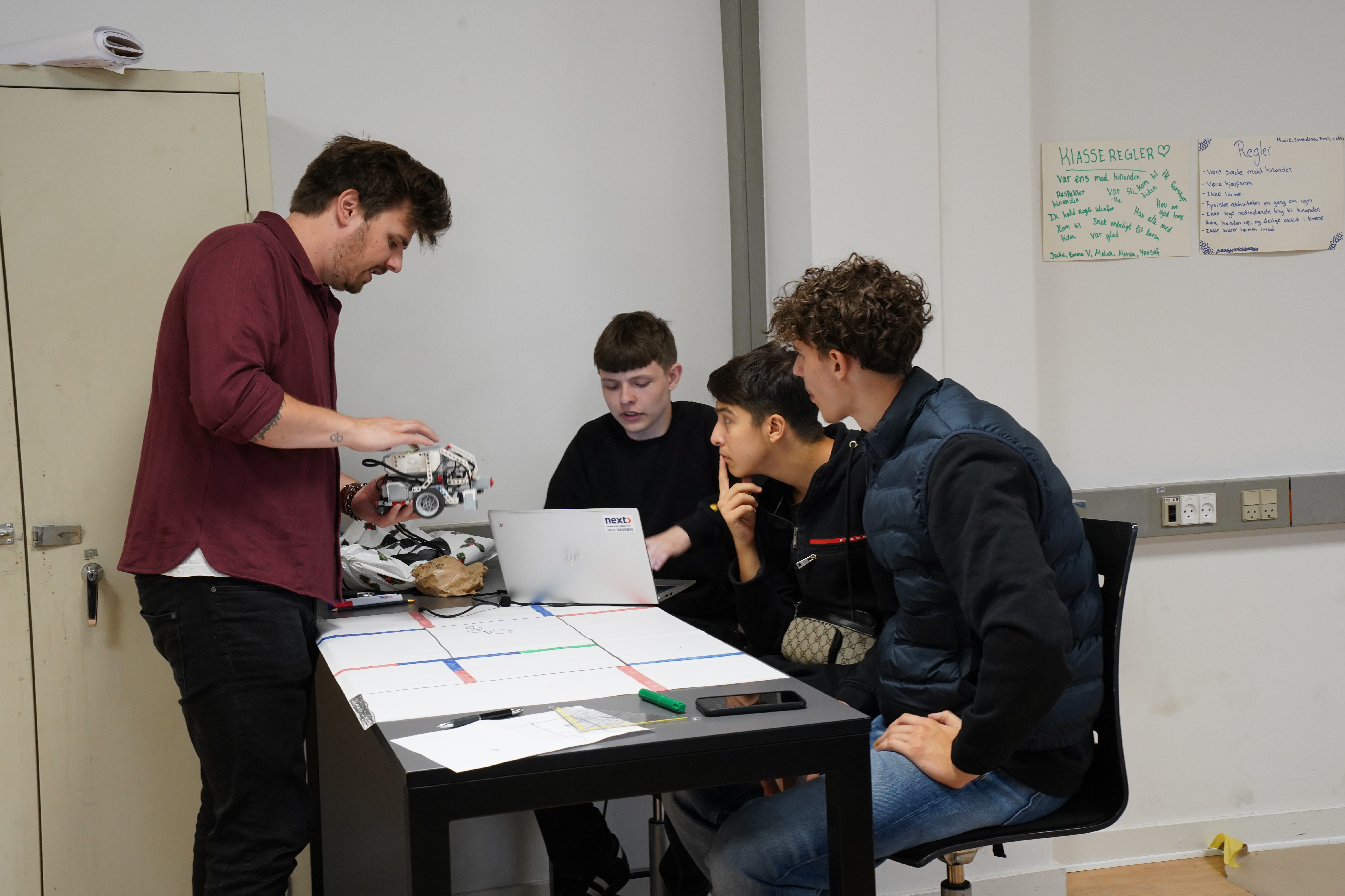 10. klasse teknologi - mandlig lærer og elever (24).jpg