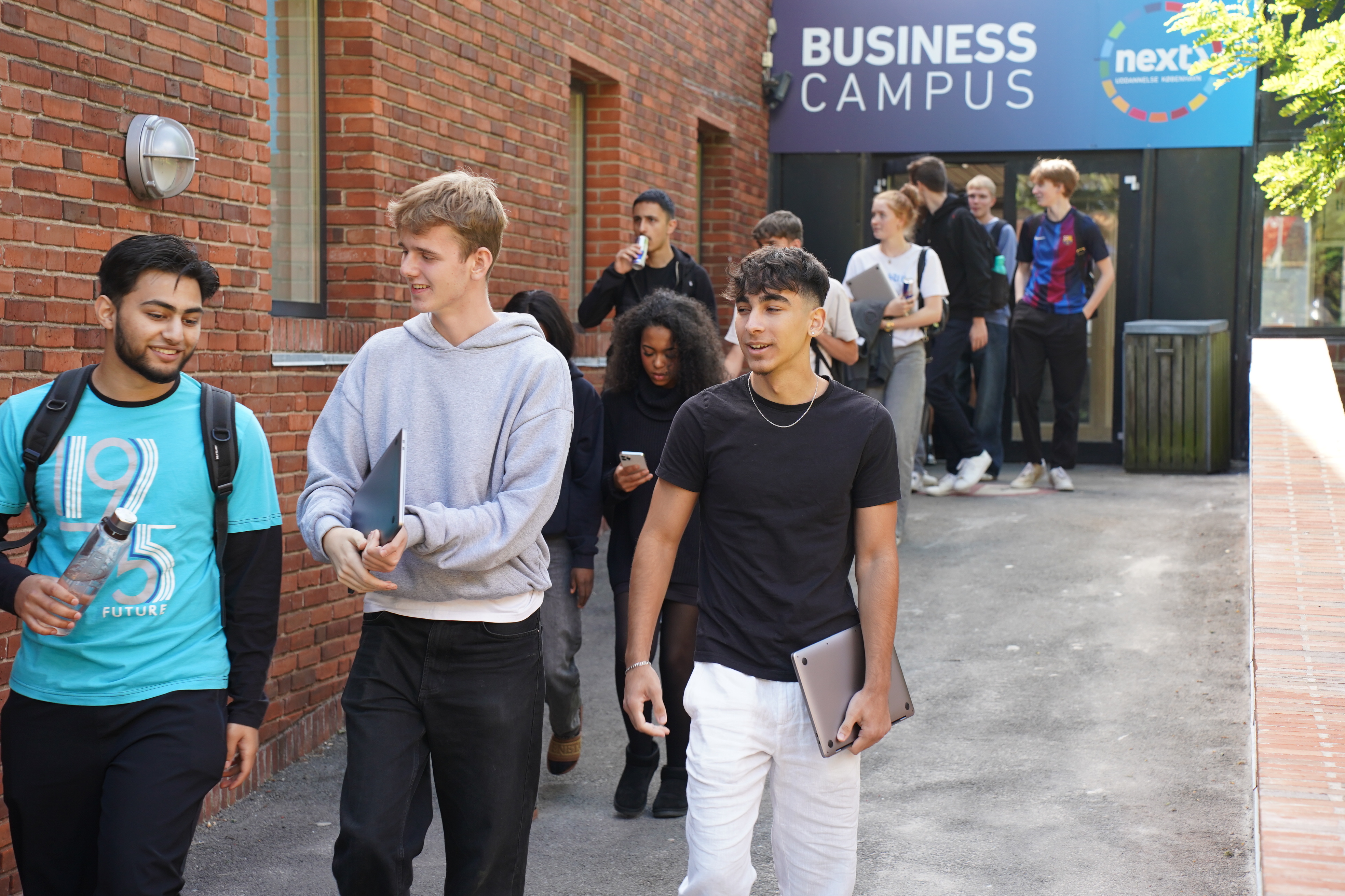 BBG - Elever foran indgang (23).jpg