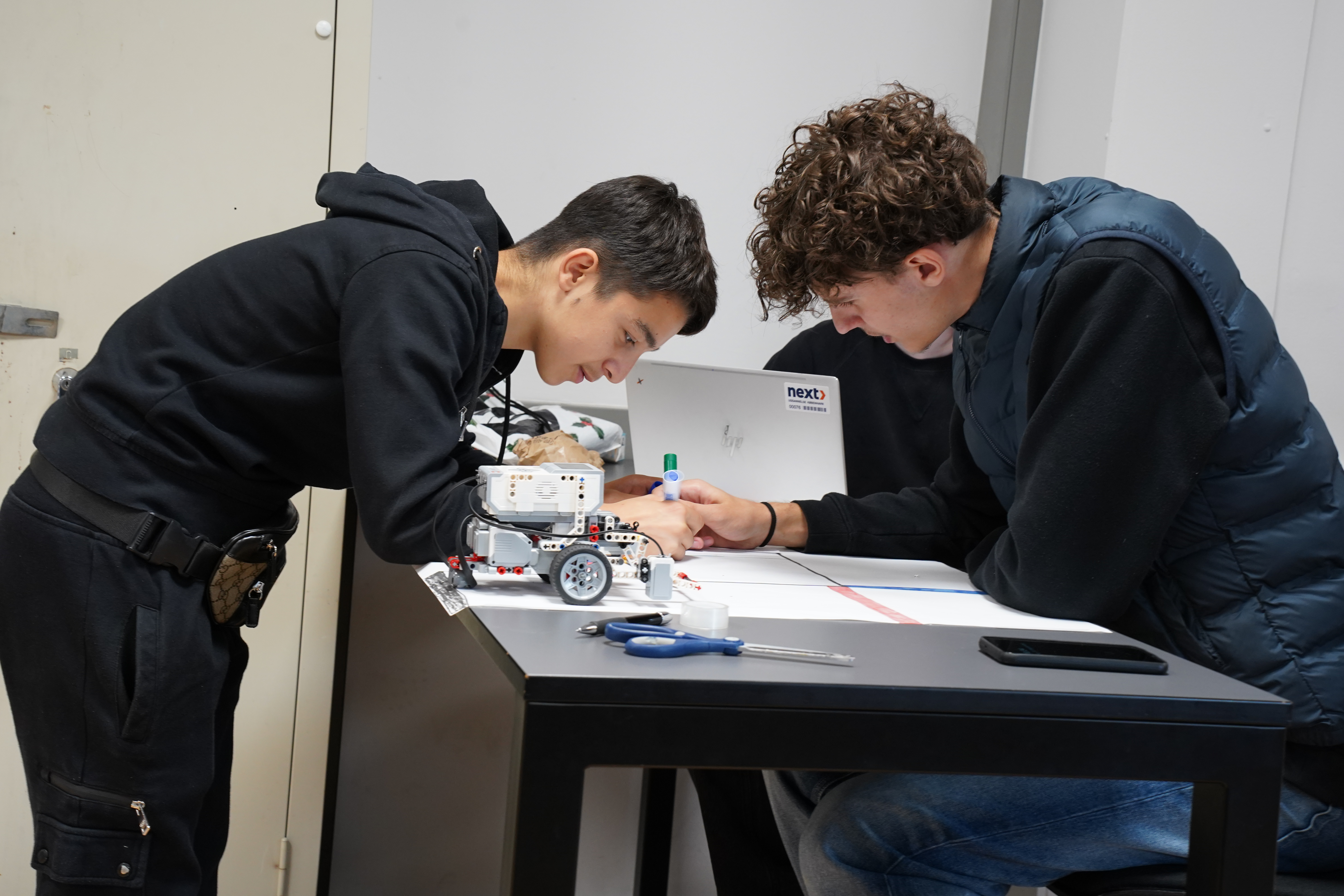 10. klasse teknologi - to drenge ved bord (24).jpg