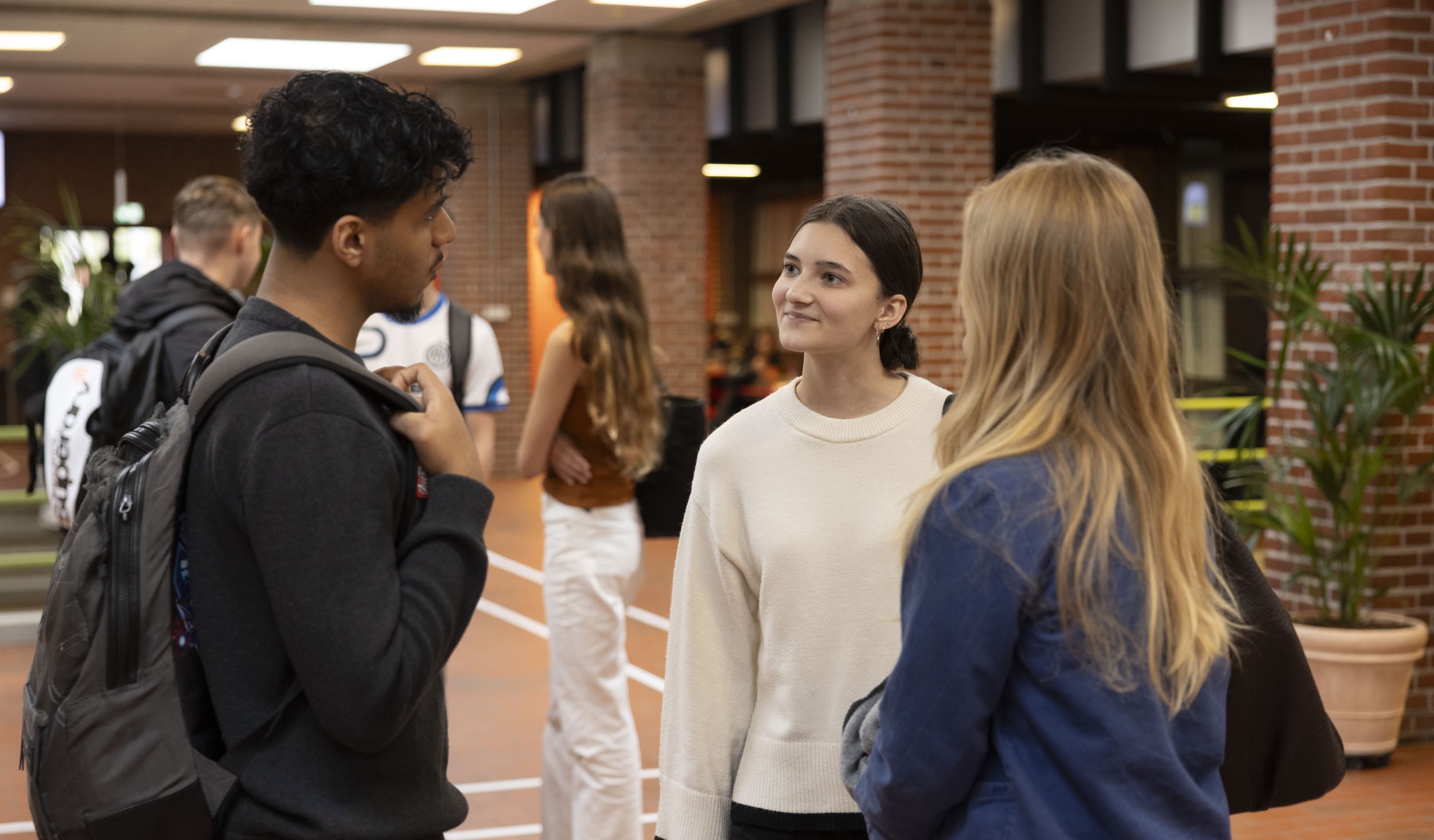 Enghøj - 3 elever i aula (24).jpg