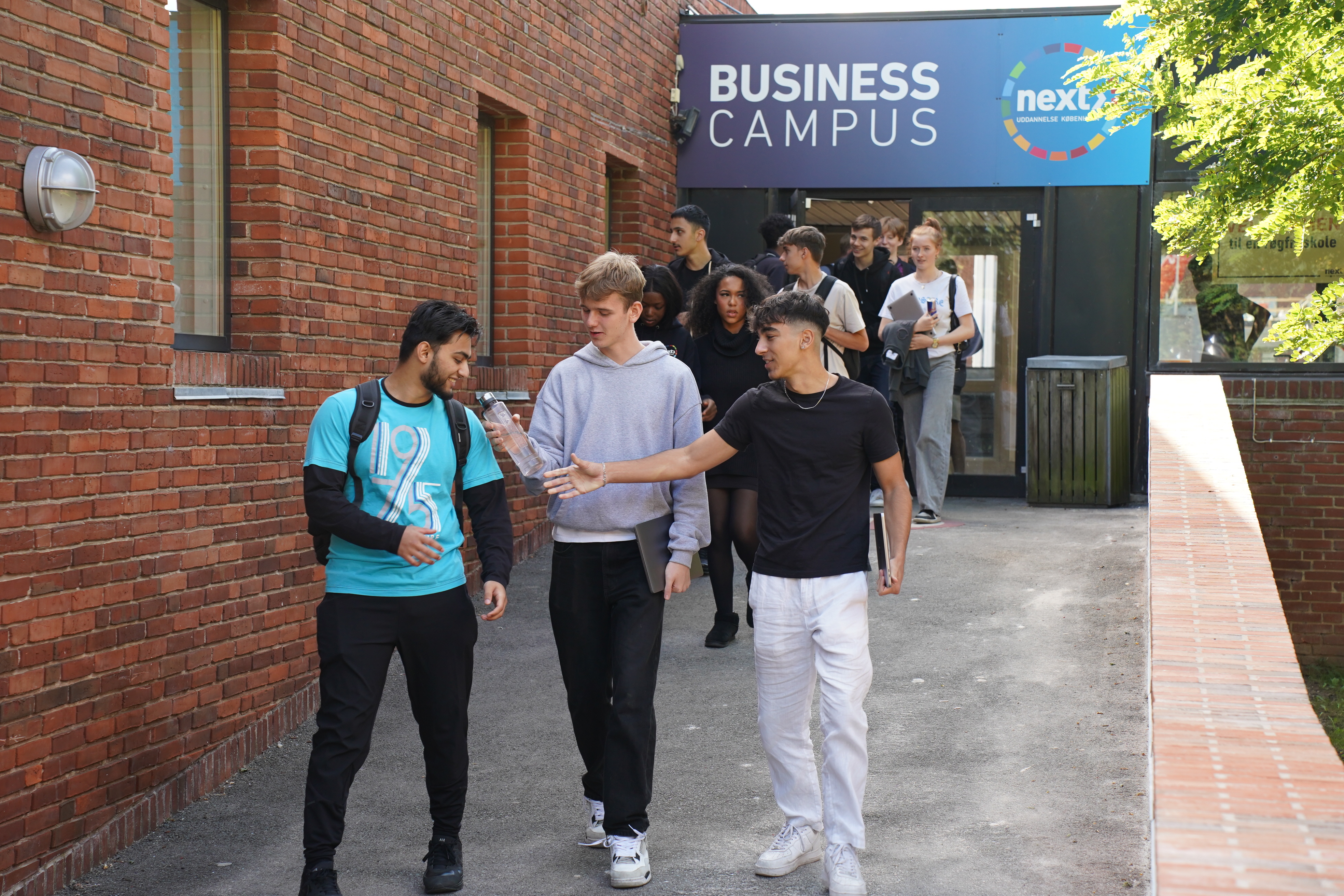 BBG - Elever foran indgang 2 (23).jpg